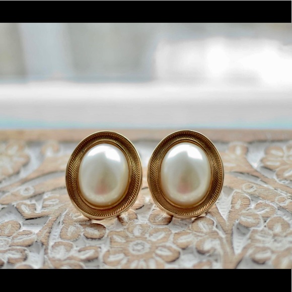 Jewelry - Vintage Avon Perle Earrings